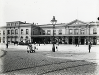 70796 Gezicht op het Stationsplein te Utrecht met het station Utrecht C.S. van de Staatsspoorwegen.